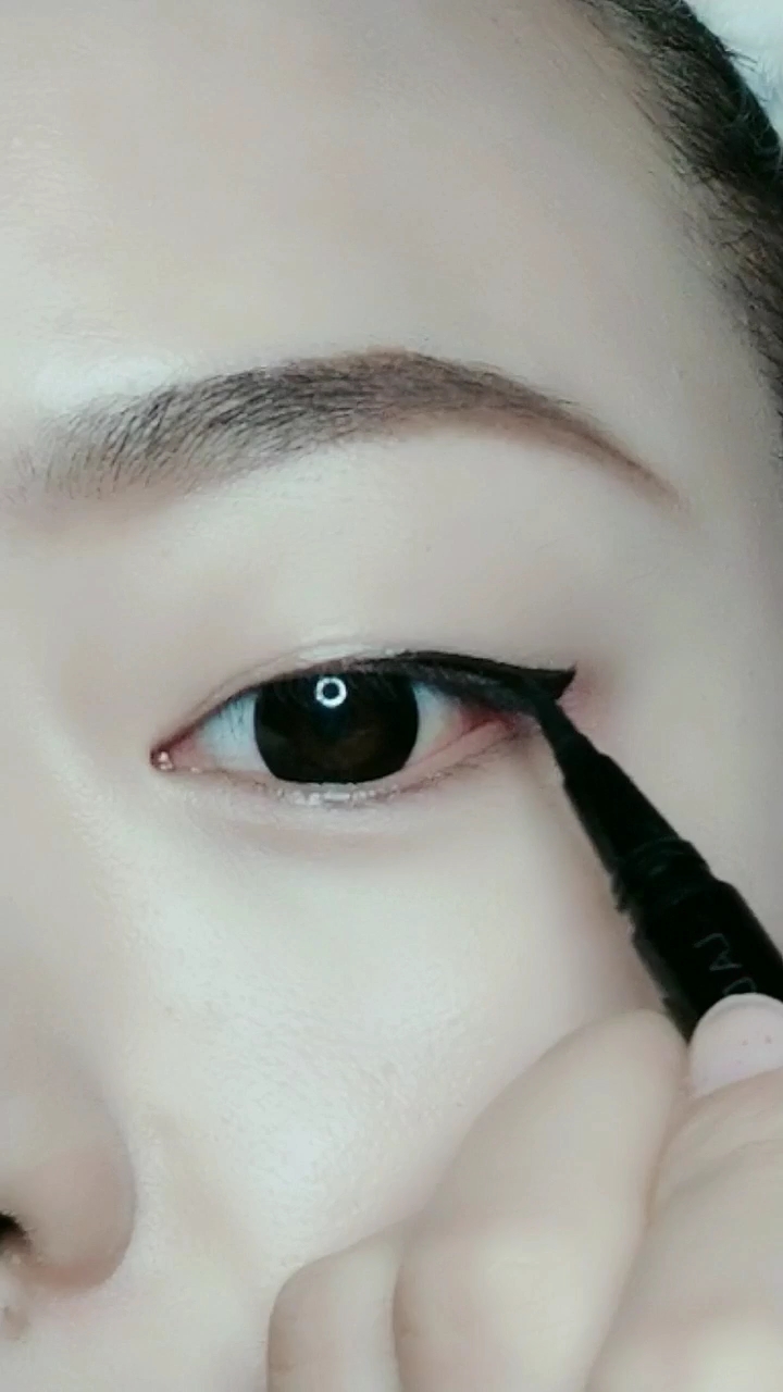 单眼皮女生这样画眼线最好看