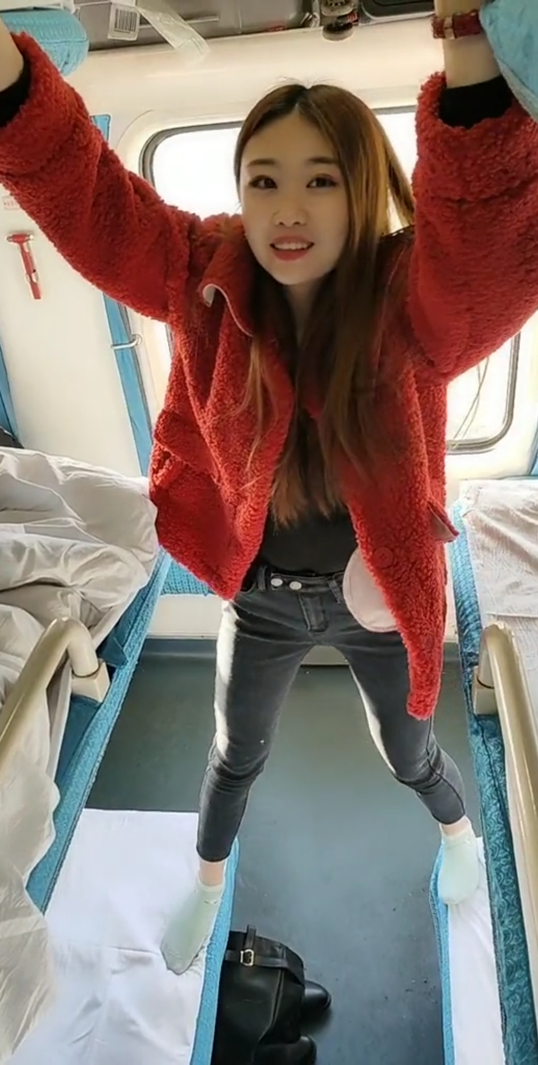 火车上,爬上铺是谁家的姑娘找了个乘客美女帮我拍的,没想到拍的这么逗