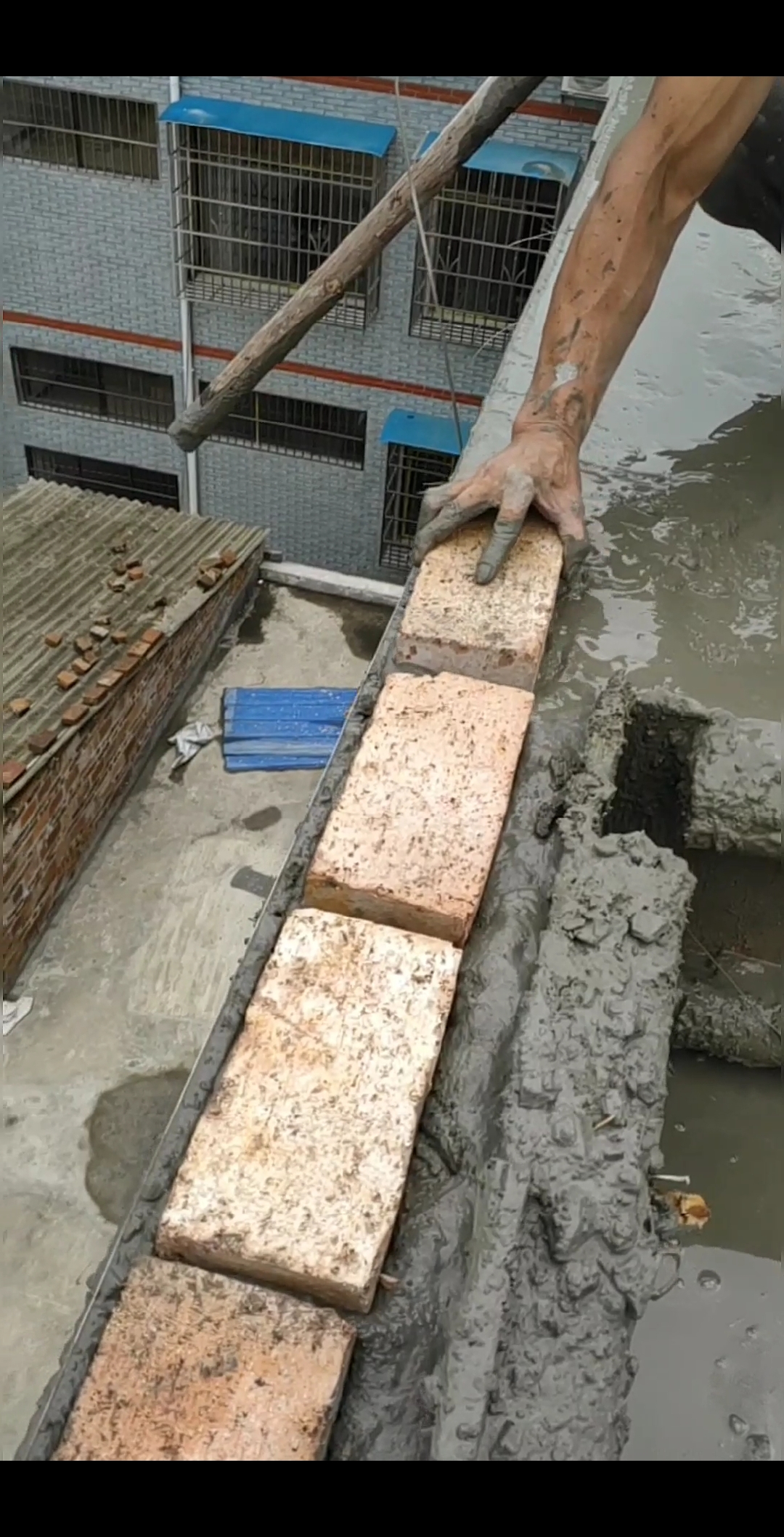 农民工#这样压砖就不会漏水渗水了