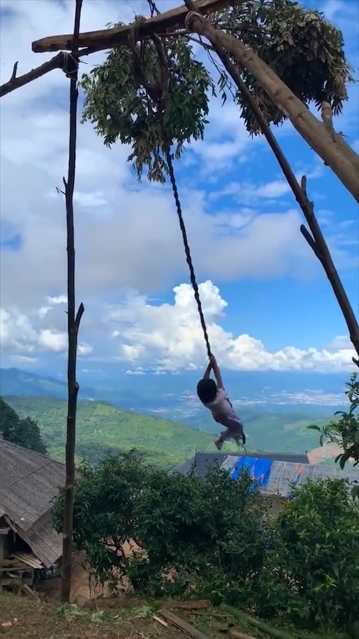 哈尼族特色的荡秋千,手一滑直接摔下山崖,真是太危险了!