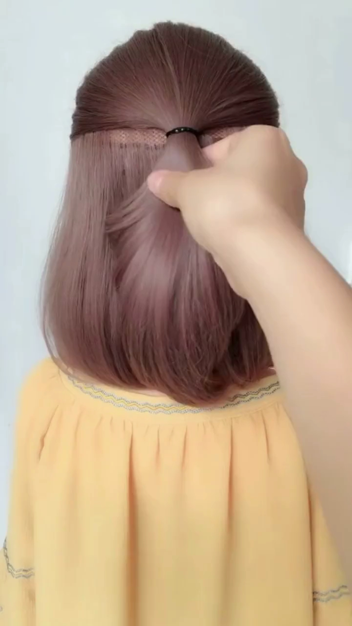 简单可爱的半丸子头,很适合学生