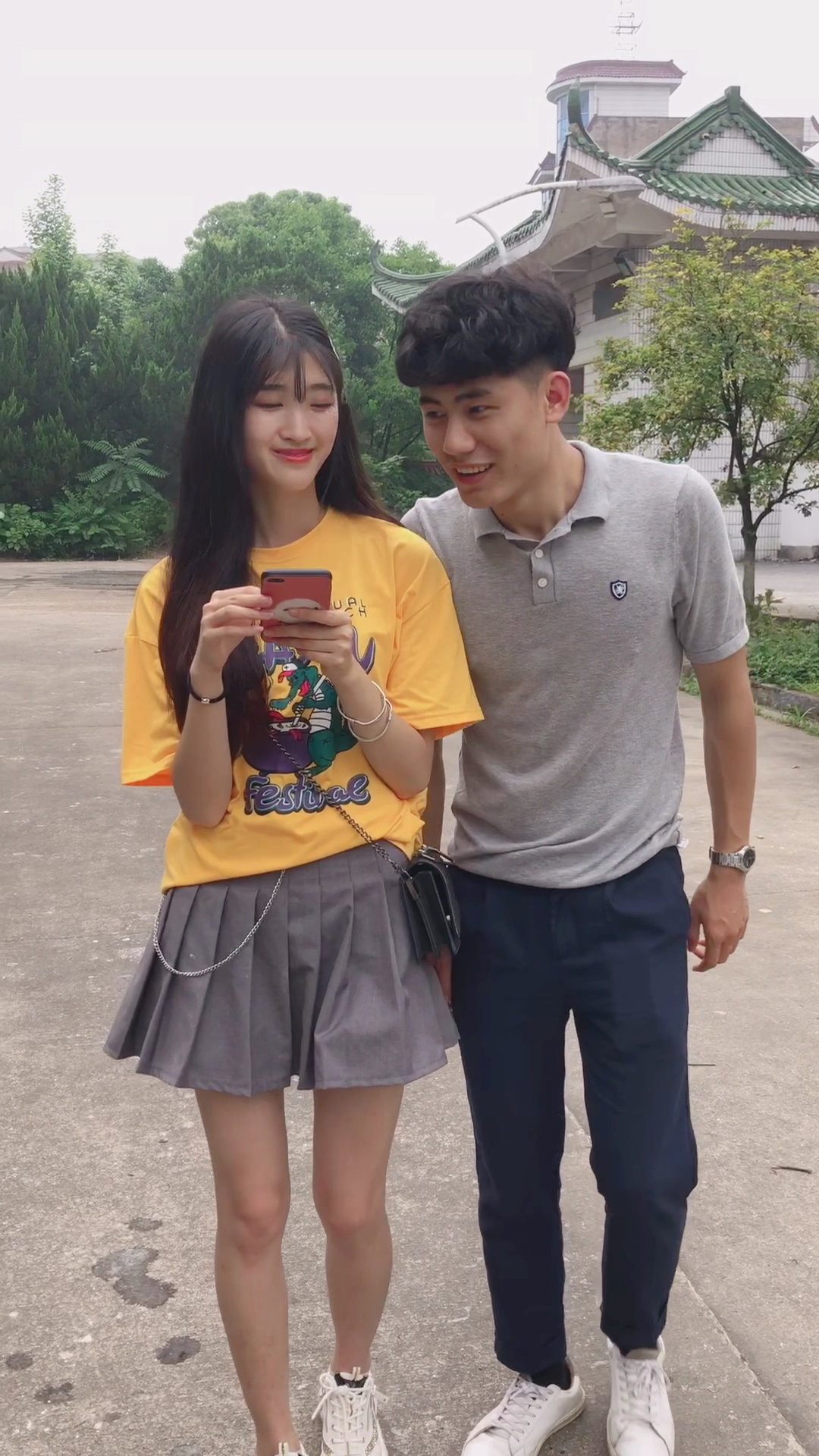 帅哥本想搭讪美女的 谁知半路出了个程咬金