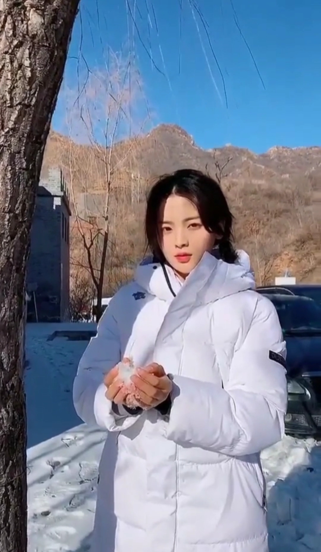 杨超越#超越冬天白羽绒服时尚穿搭,白色永远的时尚色彩,羽绒服是冬天