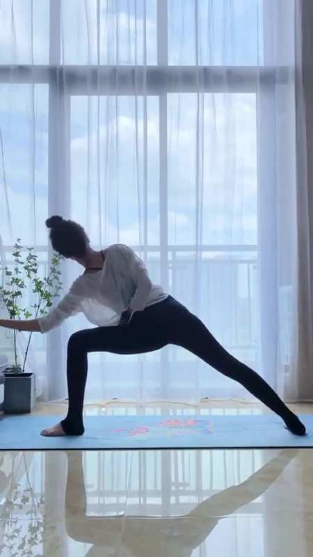 该减肥了女人穿什么是其次,先把背挺直