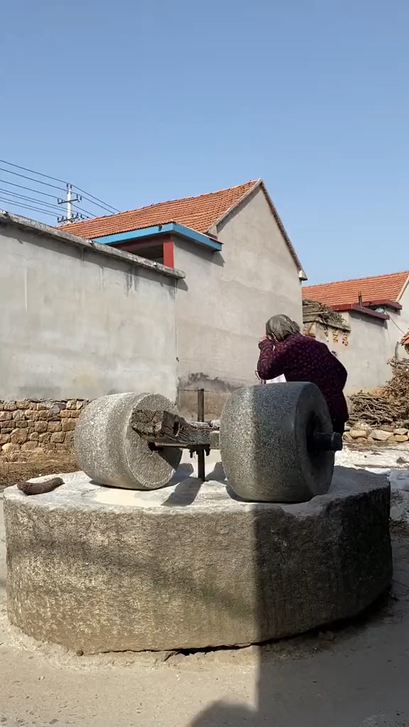 在山村遇见难得一见的"双碾坨",82岁奶奶守候了碾坨一辈子,它是劳动