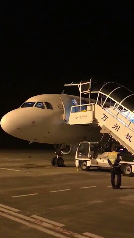 晚点了2个小时-才上飞机出发去深圳了,明天正常拉货了