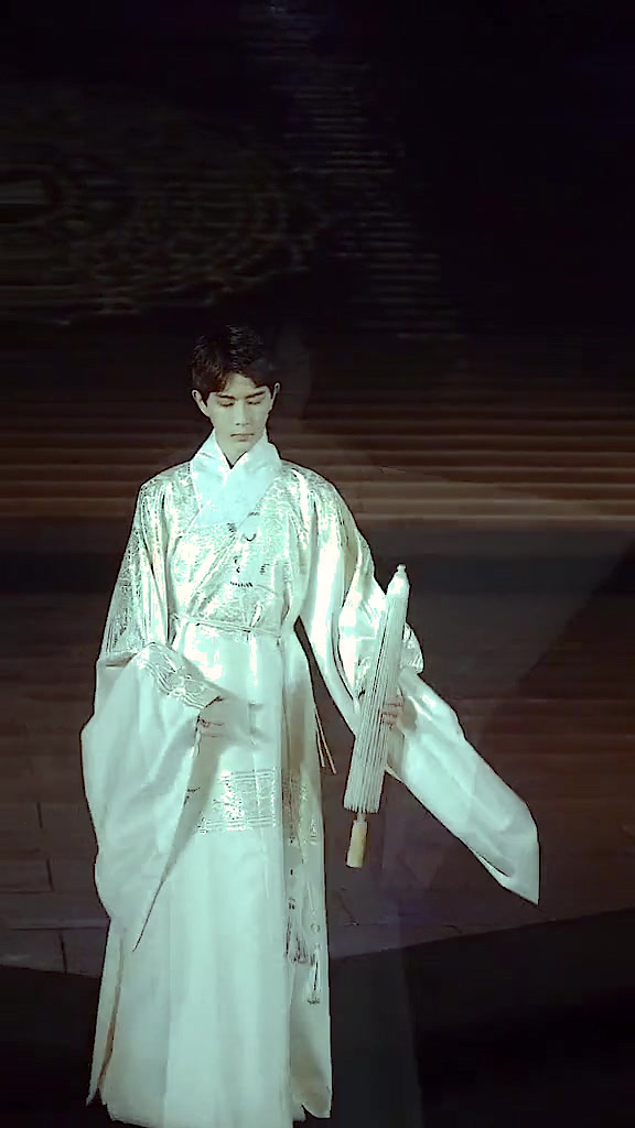 他真的长了一副古代世家公子的脸,是温润如玉的那种