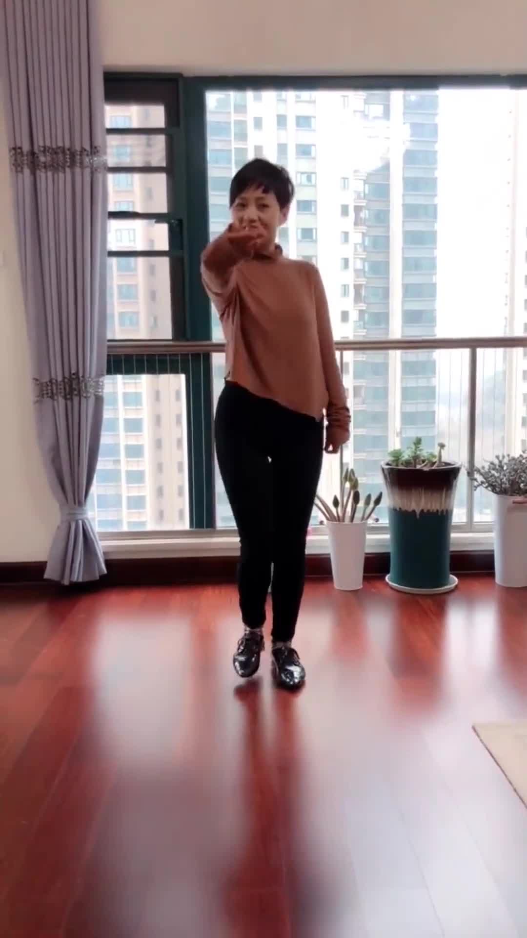 健身广场舞阿姨家中跳一段广场舞分享给大家歌好听舞优美