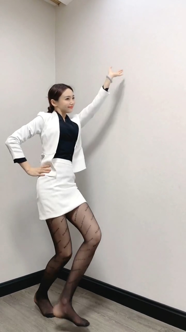 魔性越南舞#地板有点烫哈哈,看看我跳得怎么样?