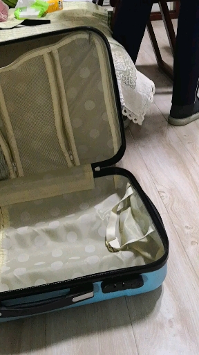 出差收拾行李,宠物宝贝的举动让人心疼!