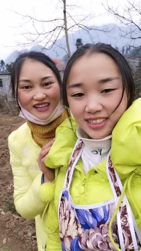 农村生活两姐妹又来了天气冷了找个捂脚的有没有天冷加衣-全民小视频