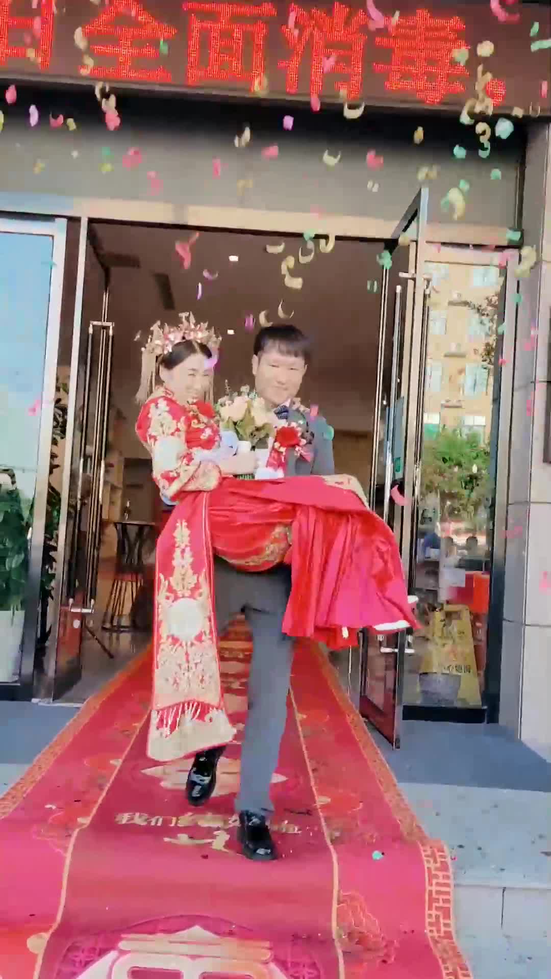 新郎抱着新娘上花轿新娘满脸的幸福祝二位新婚快乐百年好合