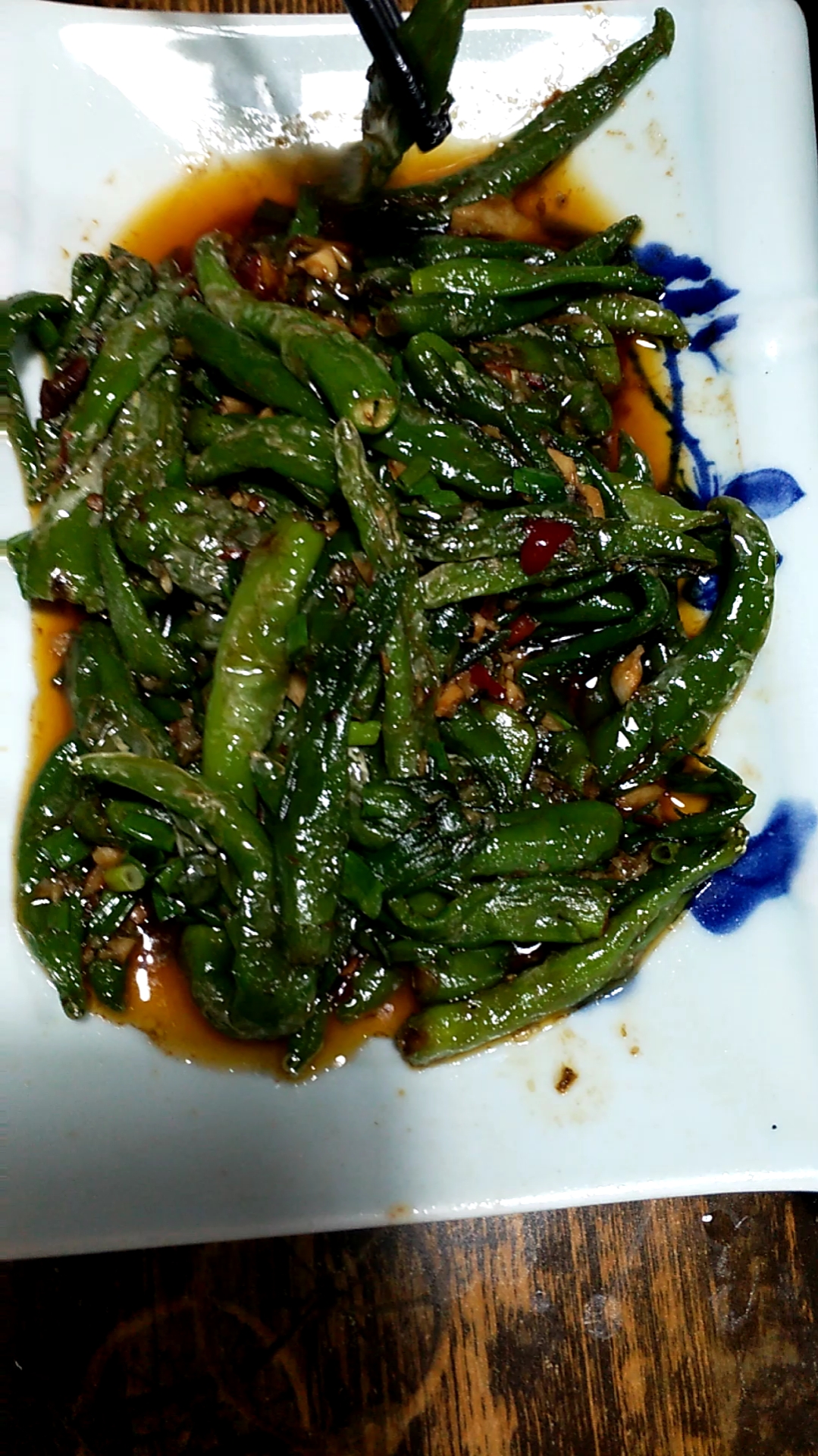 一道油爆辣椒……