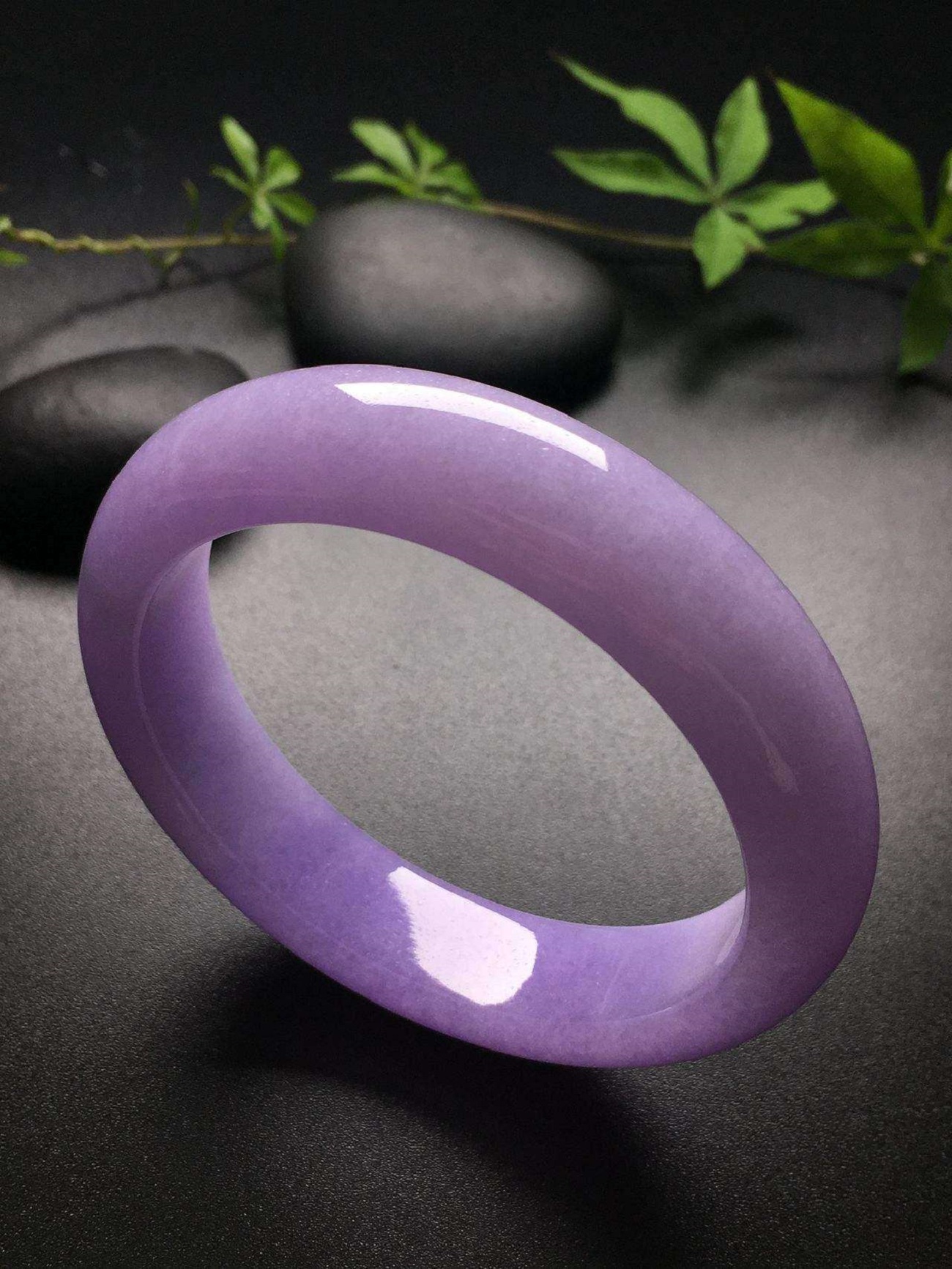 紫罗兰翡翠手镯你喜欢吗?这个形状的适合什么人戴呢?