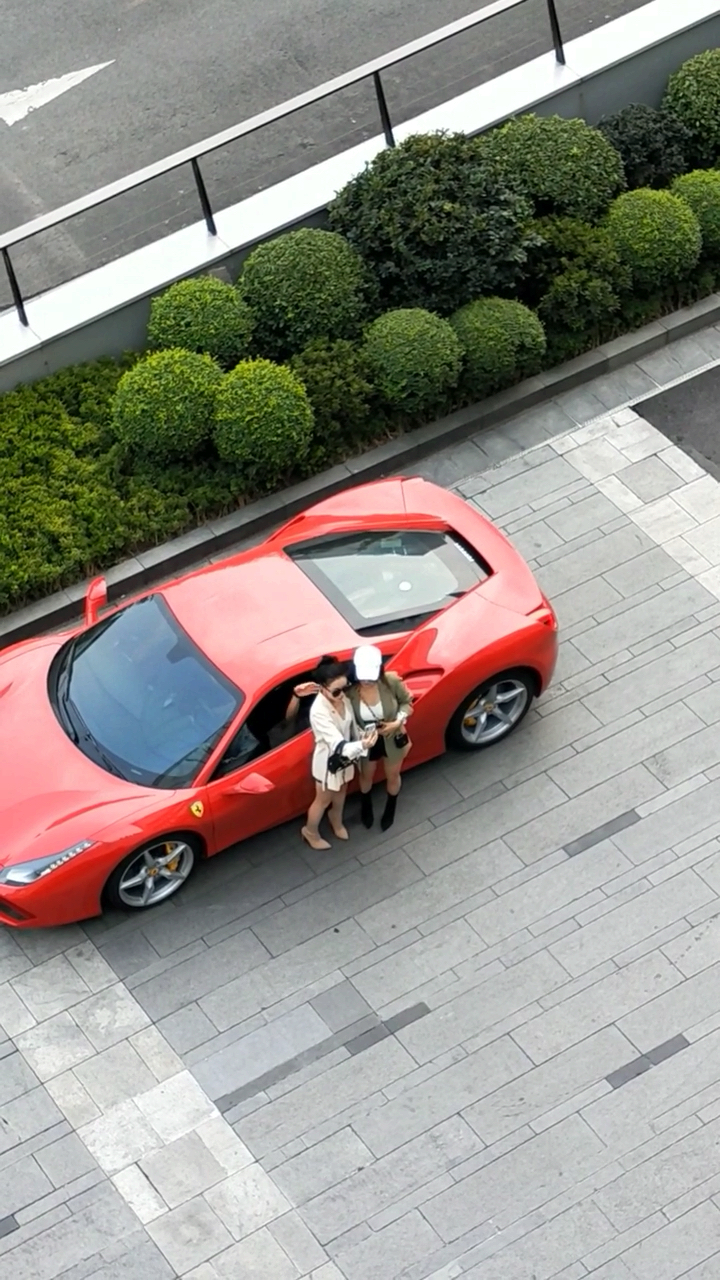 街头美女和法拉利合影,结果尴尬了