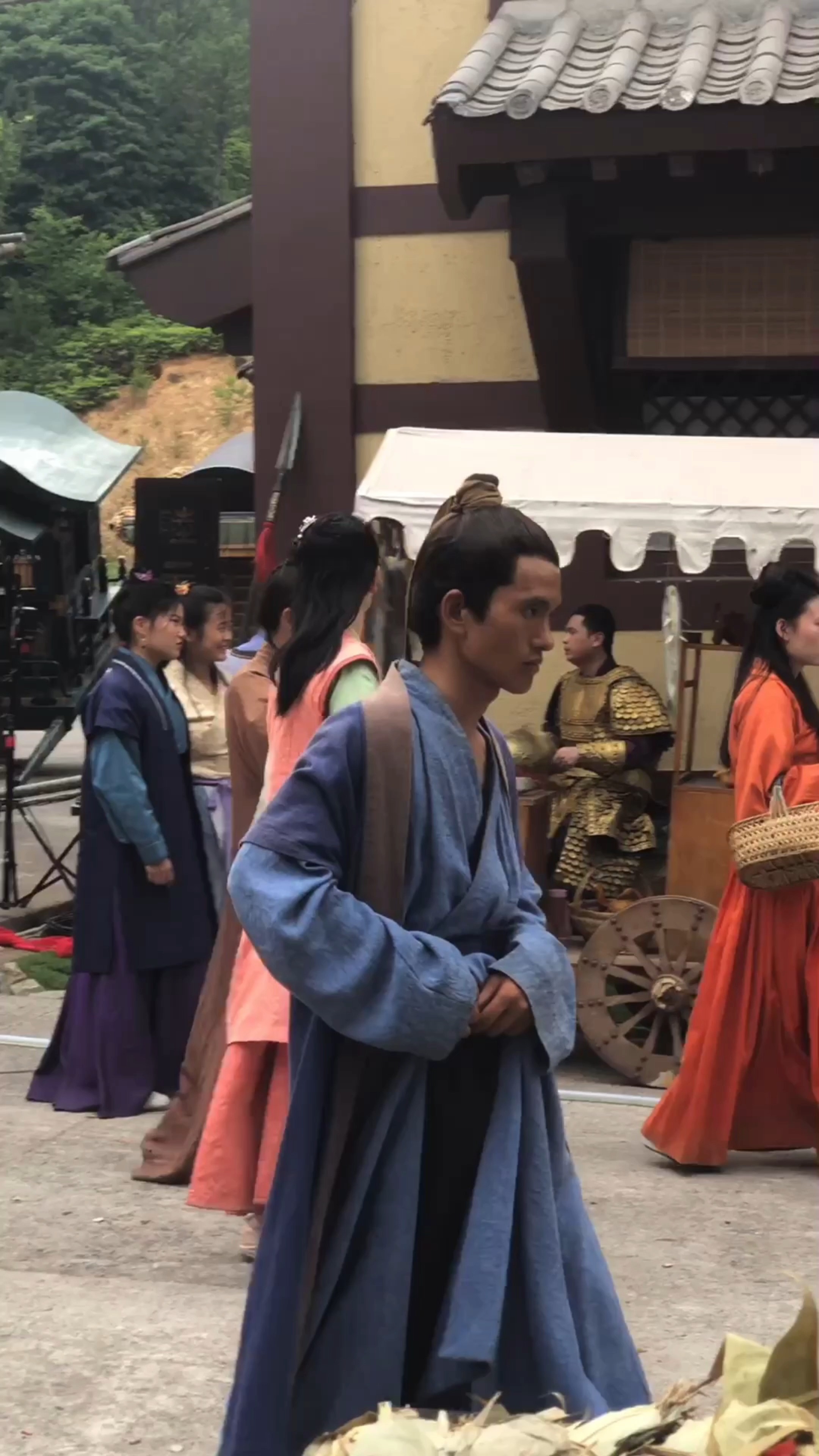 拍戏现场,群众演员饰演老百姓,走来走去就行了