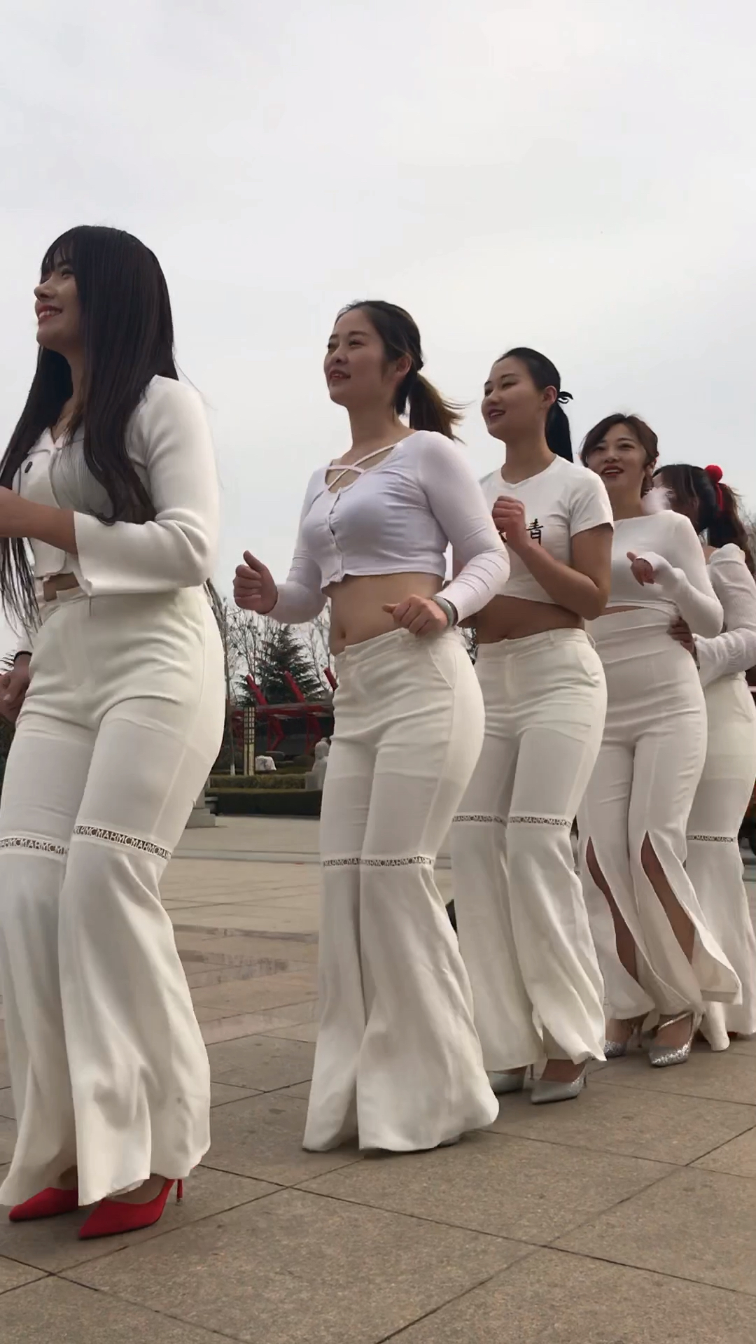 一排白衣美女和你闹着玩