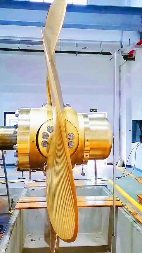 用这种可调螺距的螺旋桨,就不用挂倒车了,调节一下螺距就行