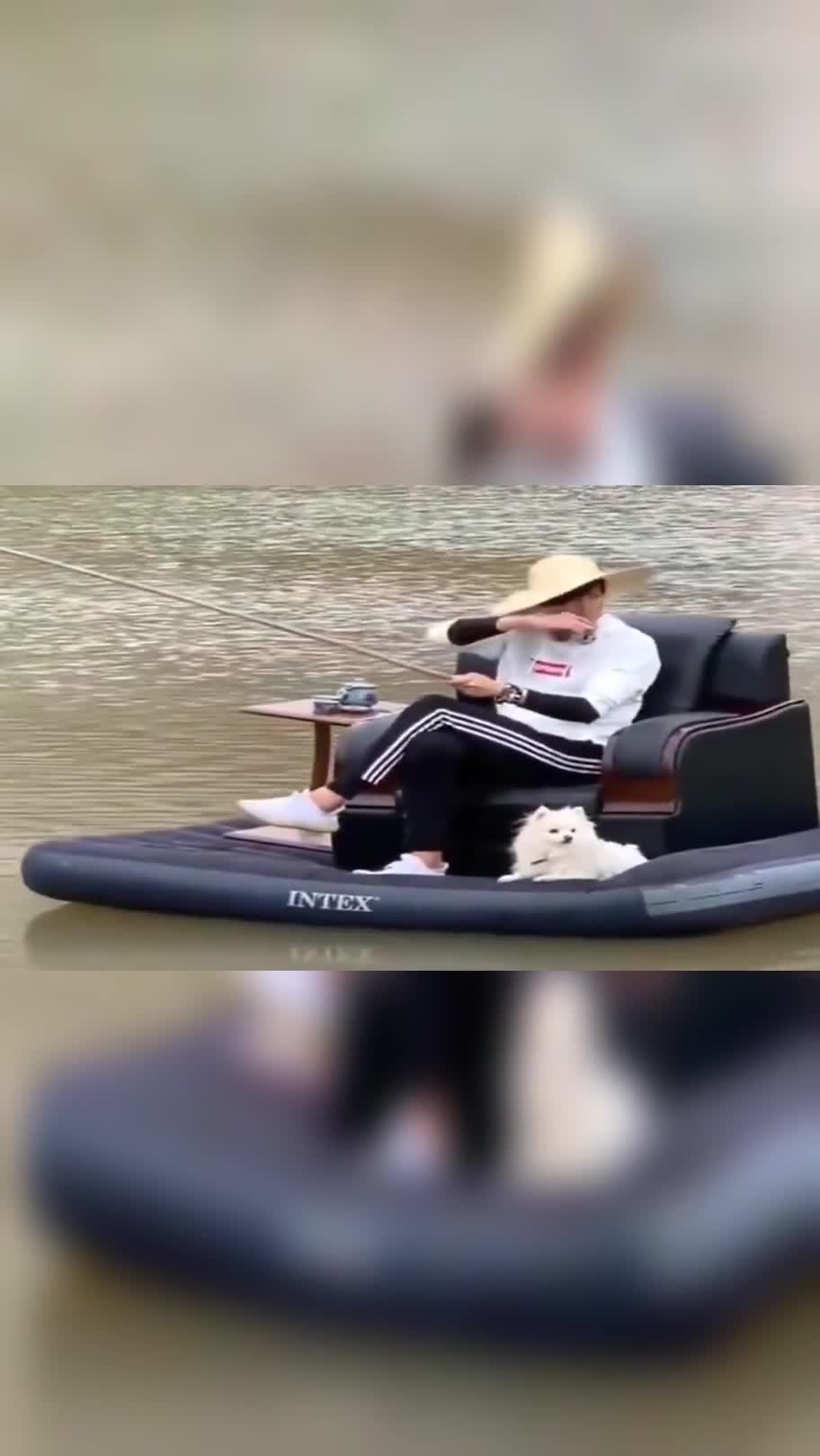 河南小伙划船不用桨,钓鱼全靠浪!这才是真正的王者!