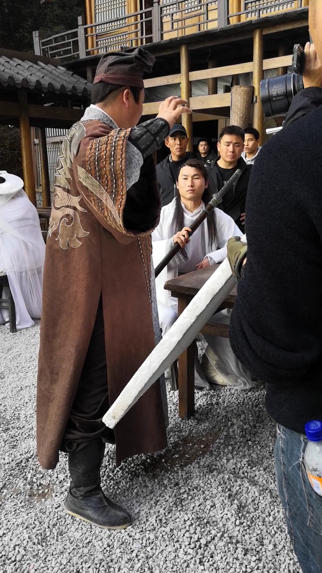 我家宠物成精了#拍戏幕后花絮,电视剧里被剑打飞是这样拍的