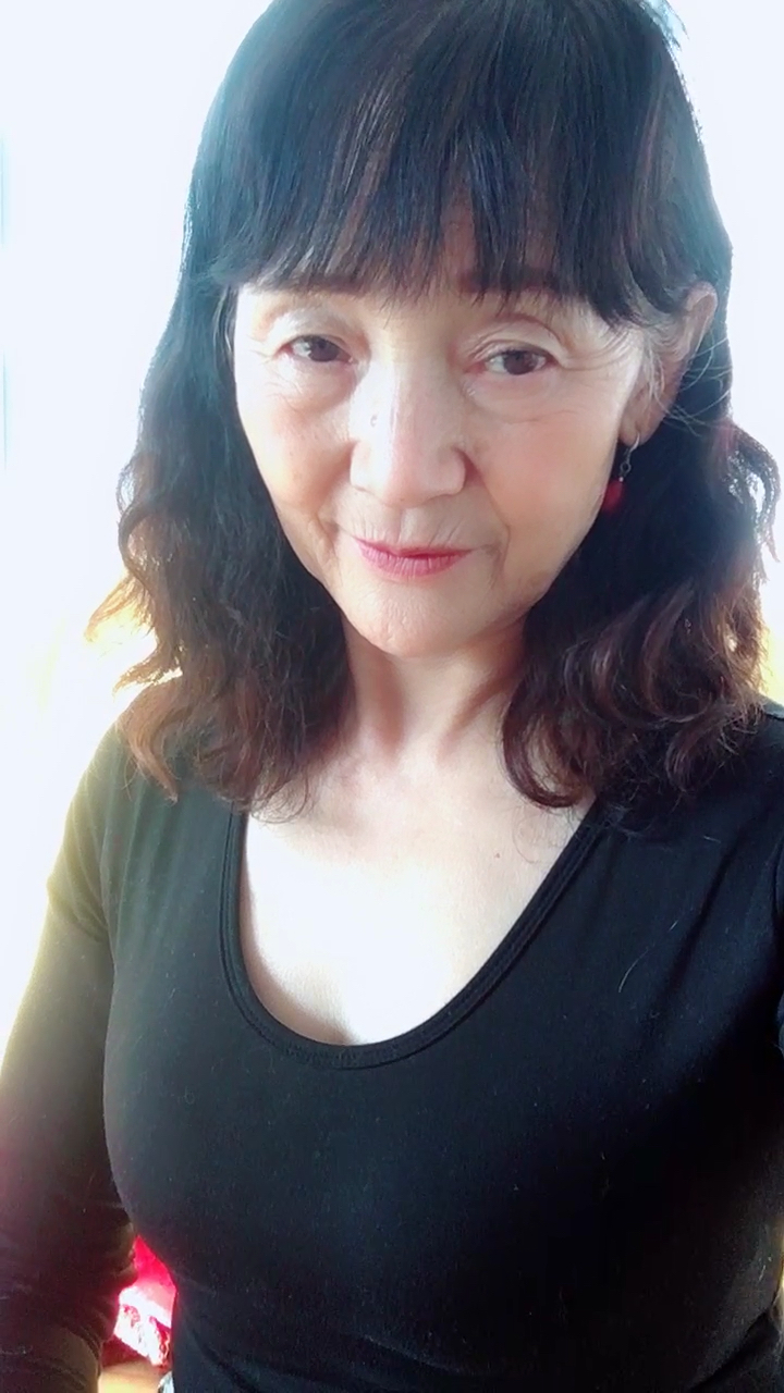 新年大扫除#素颜的老太婆一边洗窗帘一边臭美一下