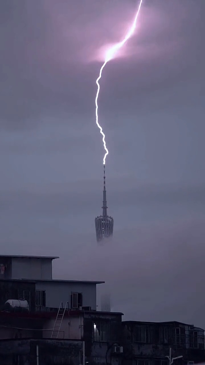 紫色闪电的一瞬间,广州塔接住了,塔默默的扛住了所有