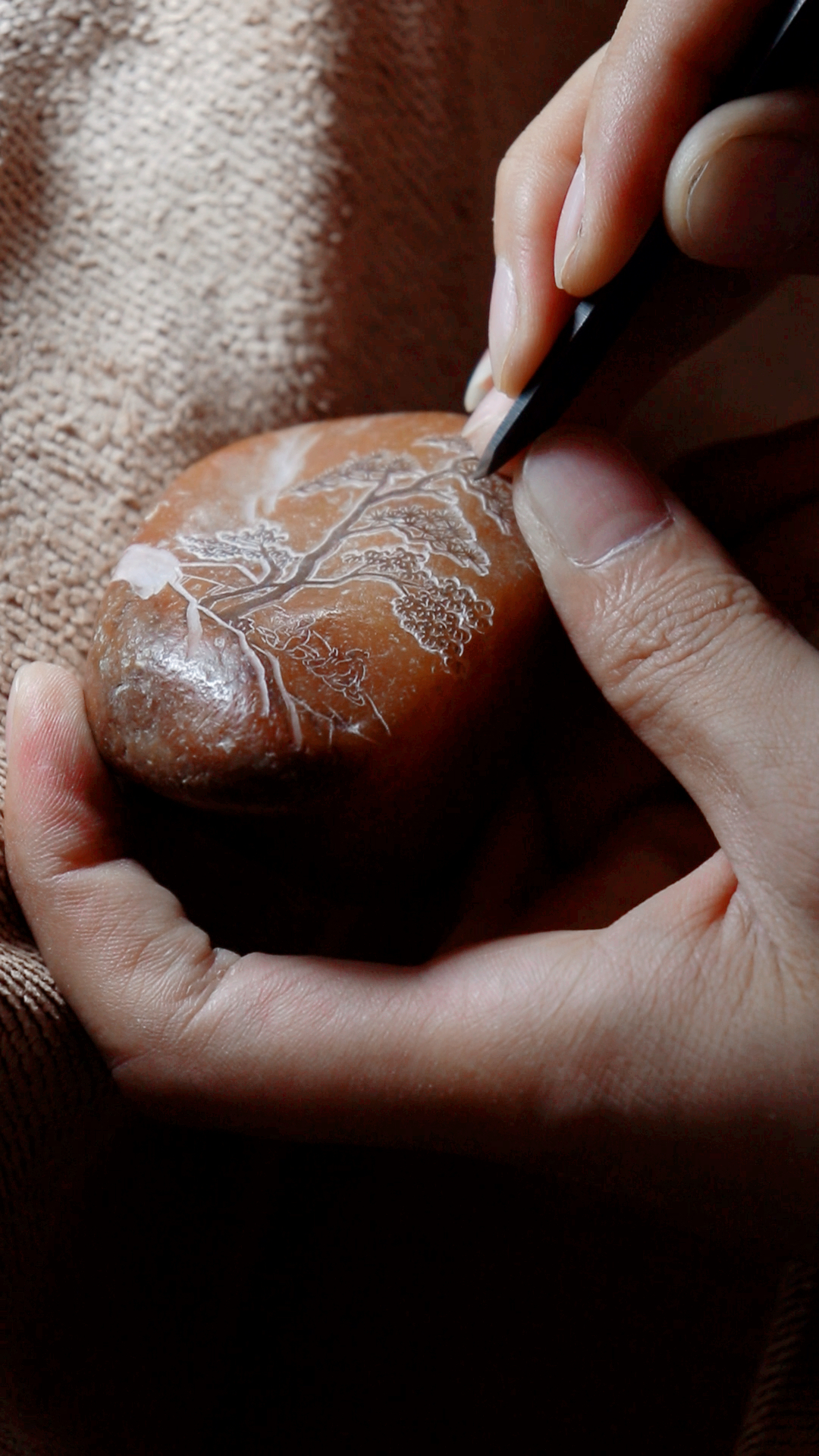 匠人寿山石薄意雕刻技法,宛如刻刀在石头上作画