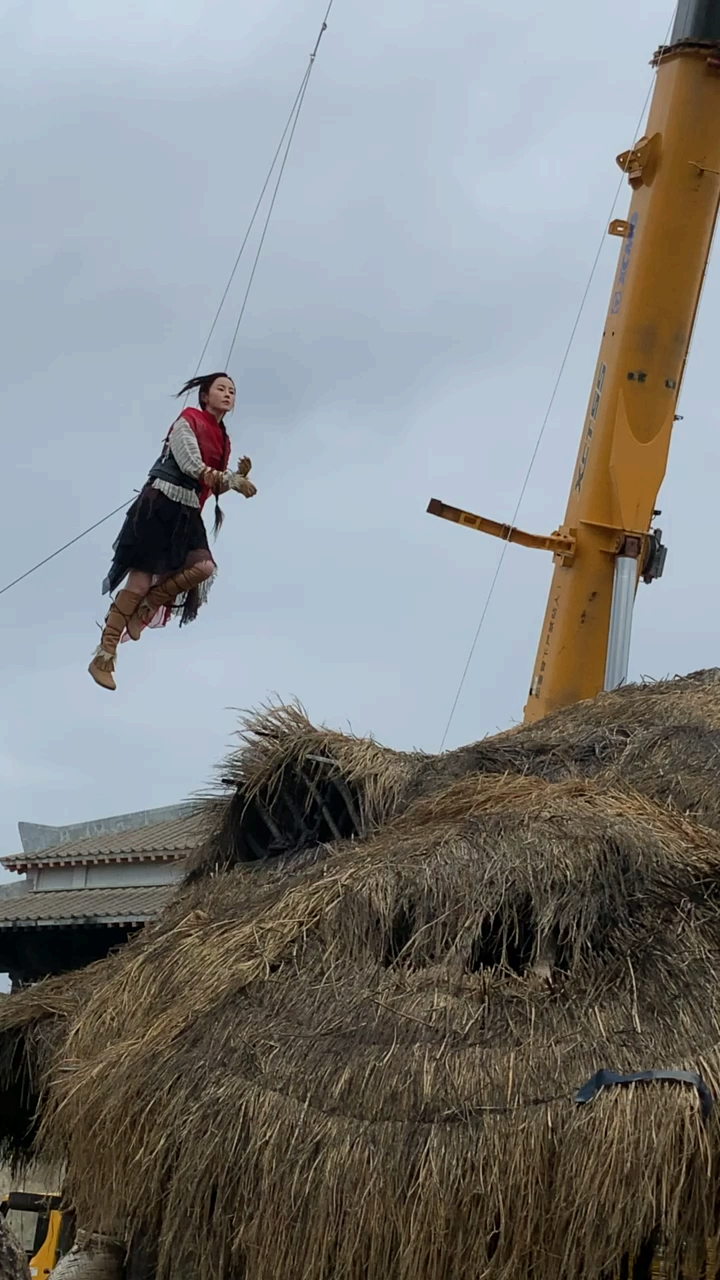 拍戏现场#演员愽颖吊威亚