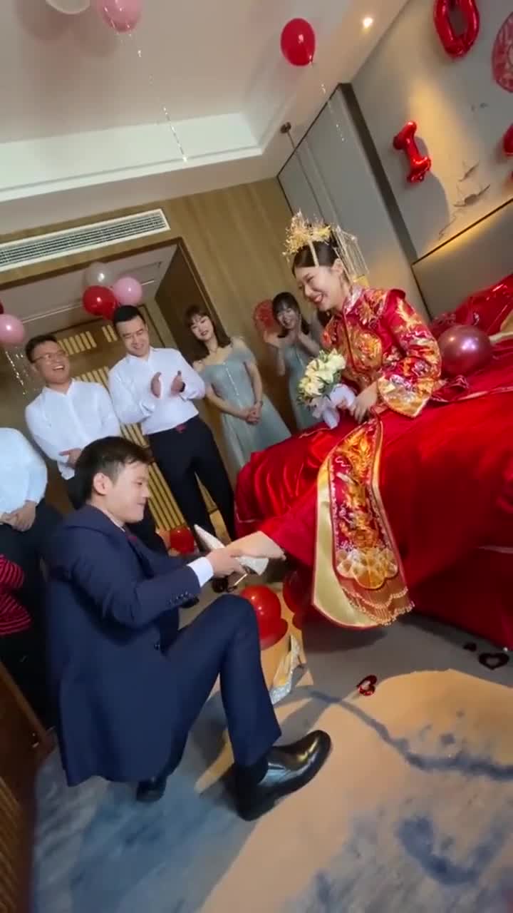 婚礼必备娱乐,新郎亲吻新娘香脚,也不知有啥可乐的!