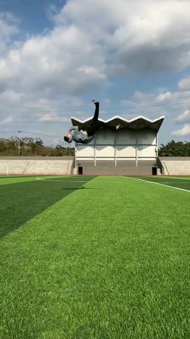 空翻特技,飞上天了
