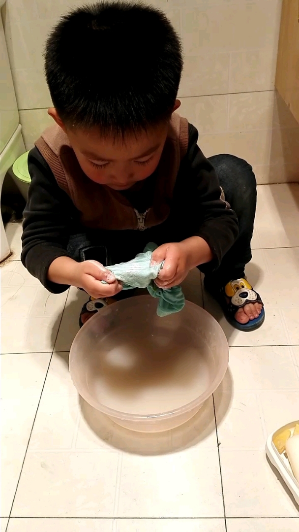 小宝宝自己洗裤头,越看越可爱!