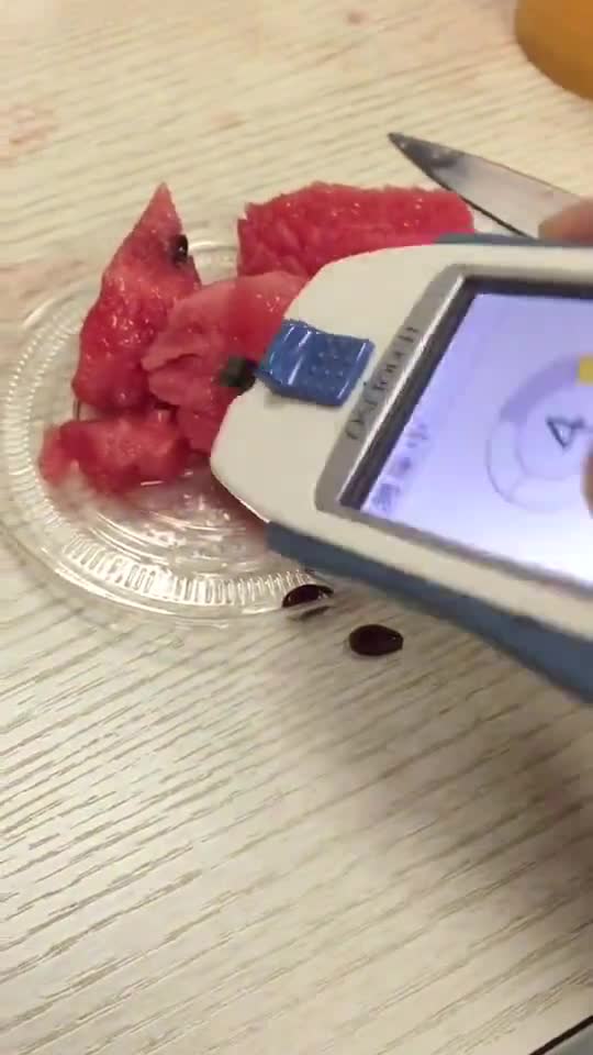 用血糖仪测西瓜,里面含有的糖份,果然没让我失望