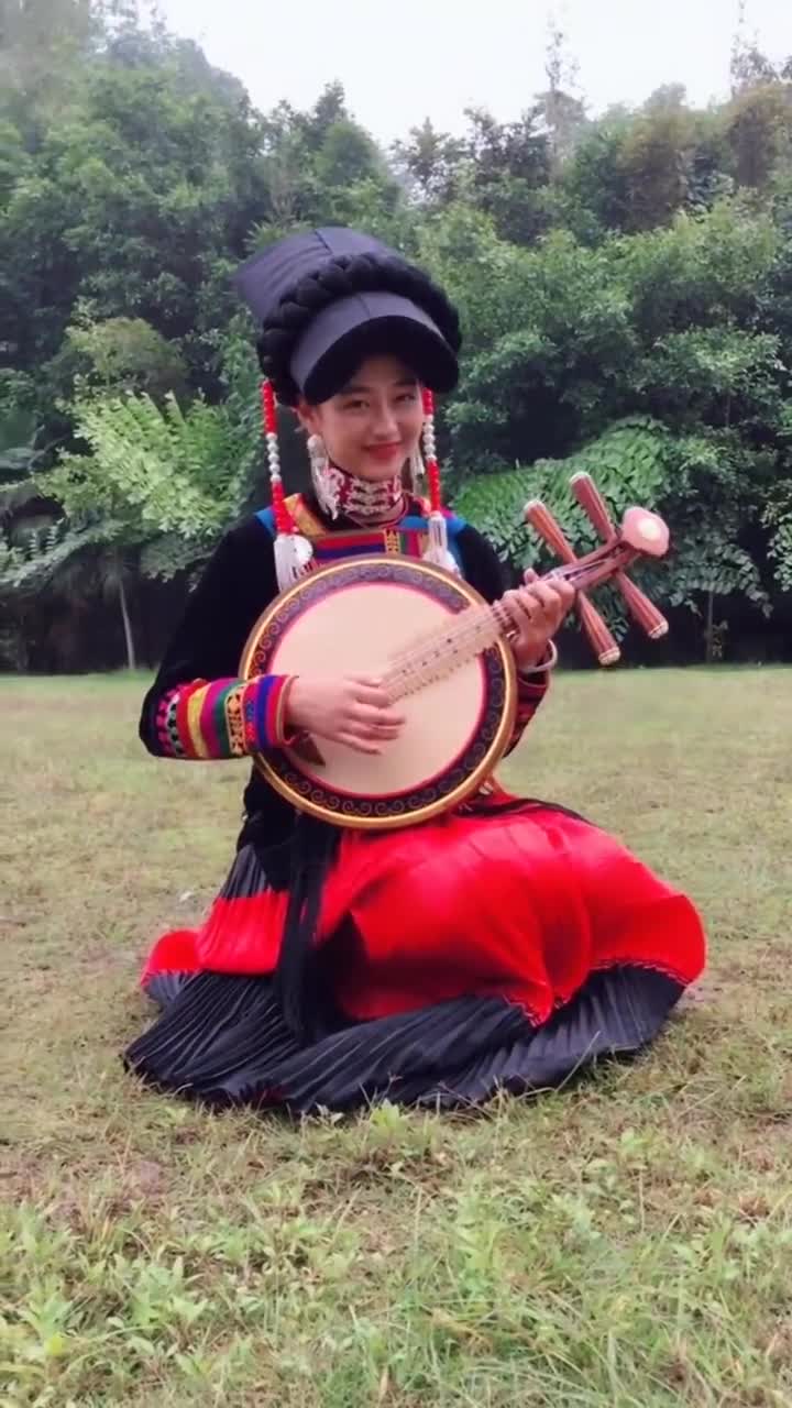 交往了三年的彝族女友,没想到弹月琴这么好听,怎么样羡慕不羡慕