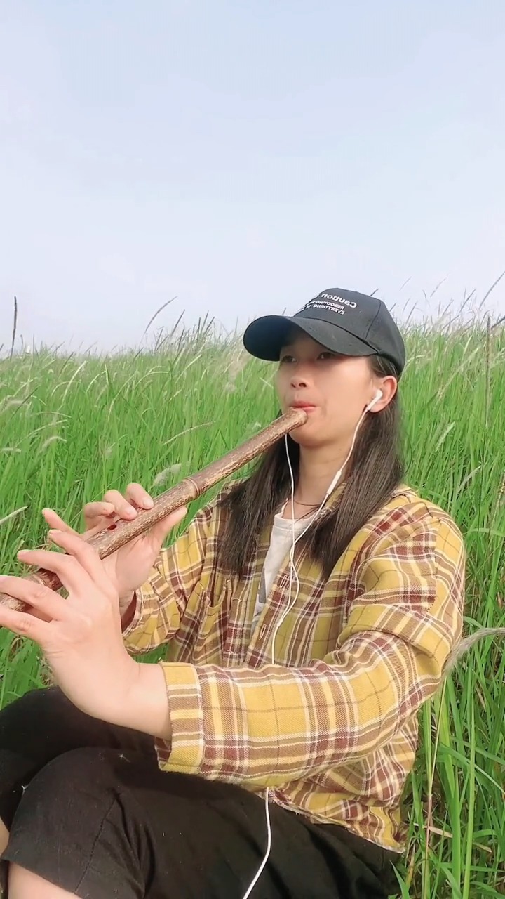 洞箫民间妹子洞箫吹奏梅花泪g调箫筒音作5带您聆听大山深处的自然美