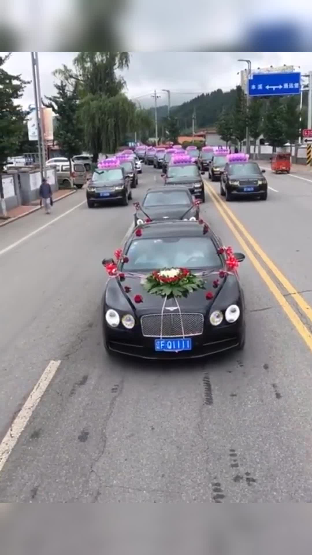 兄弟到土豪家做上门女婿,接亲的车队太豪华,羡慕!