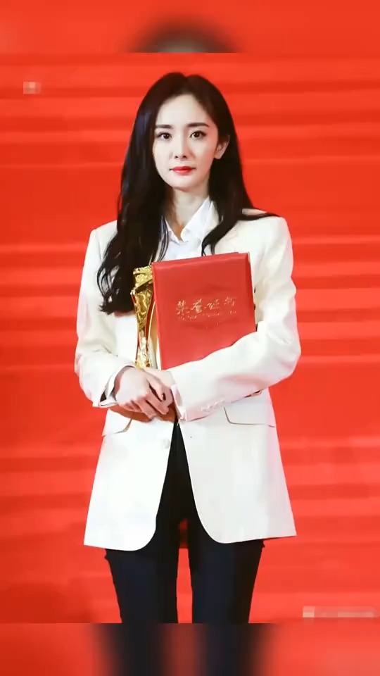 杨幂摘"影响力演员"荣誉奖,与李现同台颁奖,白色西装造型太彪