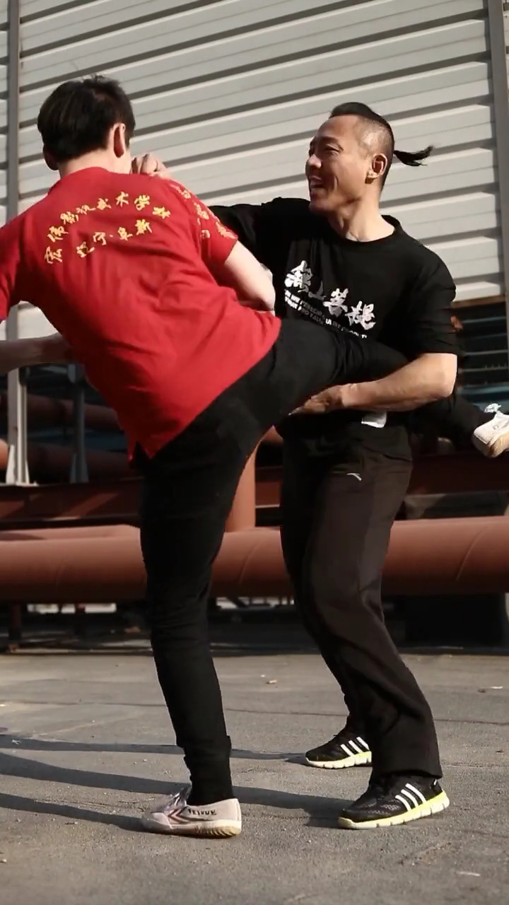 功夫宏伟教您防身(4) 注意接腿时背阔肌绷紧下压保护肋骨