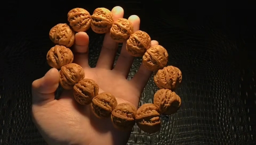 就是喜欢这千变万化的纹路,文玩小核桃,就玩国产的,就当帮助果农了.