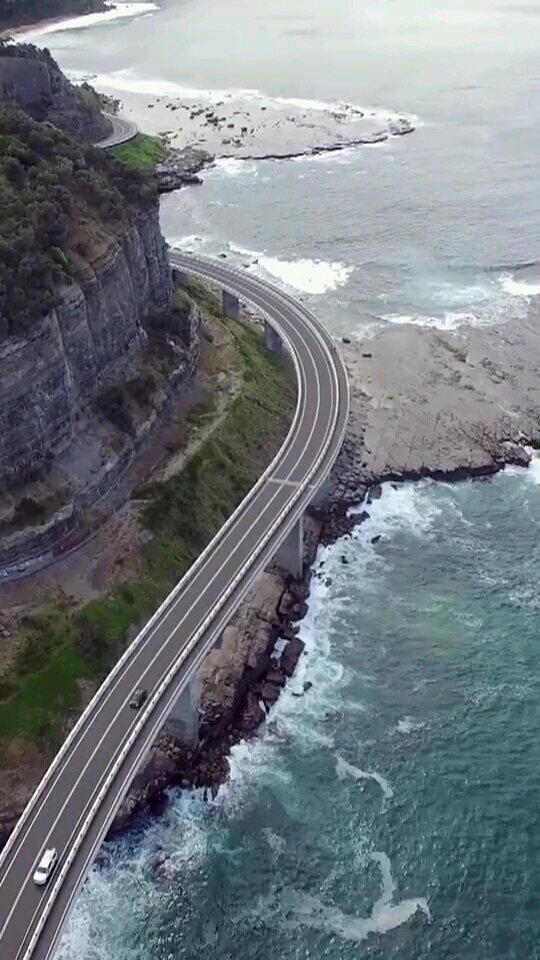 在这条环海公路上驾车绝对是一种享受!94
