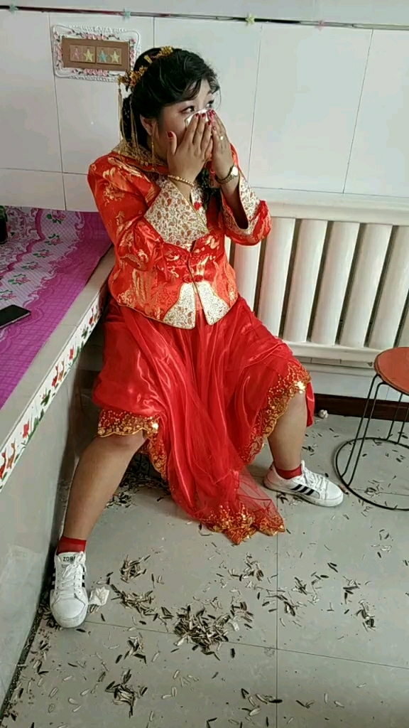 来送亲的父母走了,新娘哭得一踏糊涂.