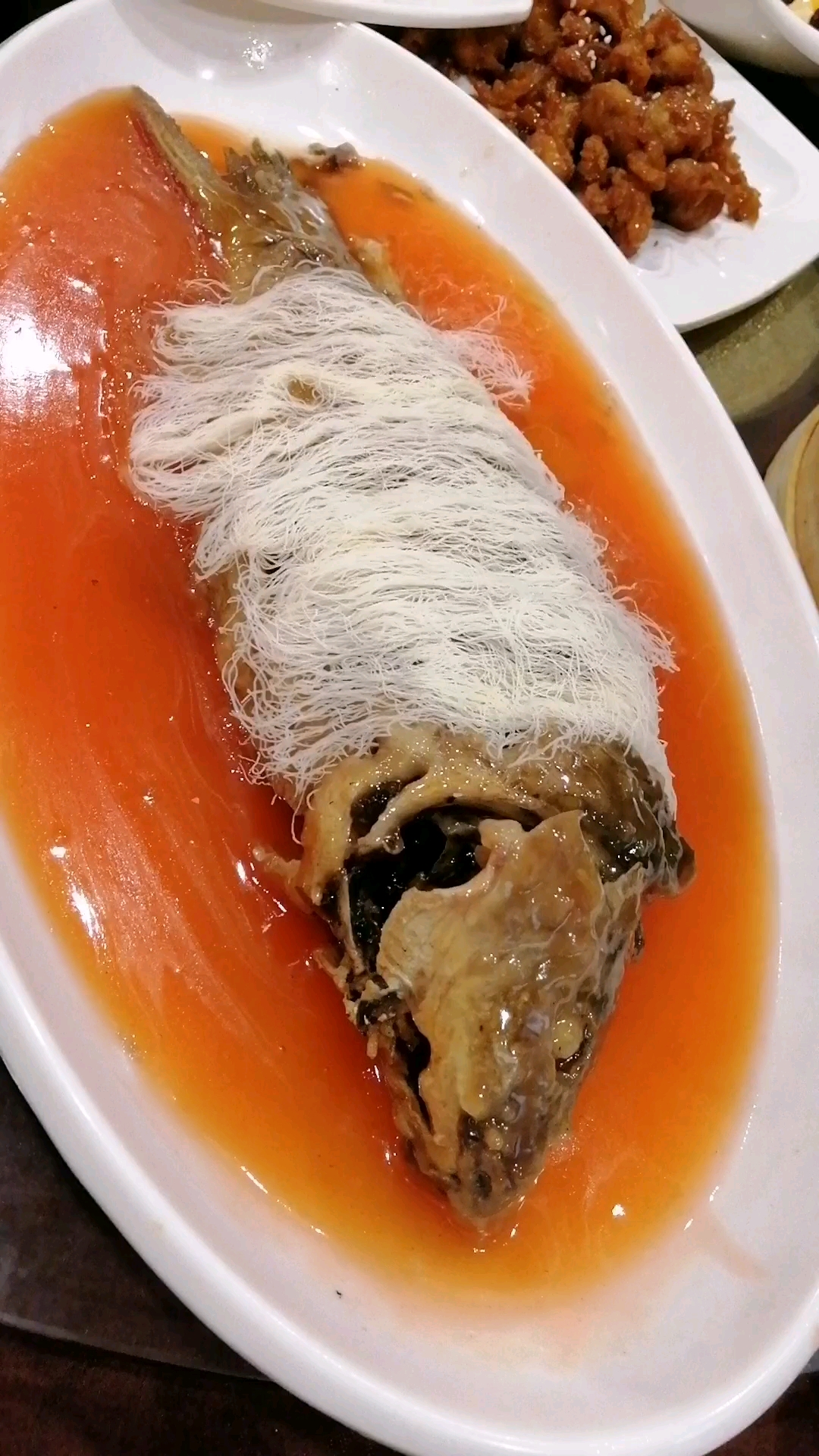 开封第一楼吃包子,这条黄河大鲤鱼,上面是面条,叫鲤鱼披面