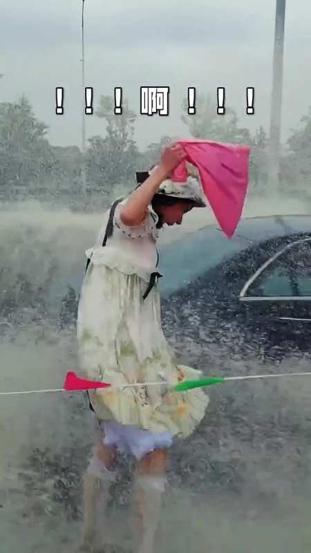 萝莉散步遭汽车驶过溅脏水,结果萝莉秒变落汤鸡太扎心!
