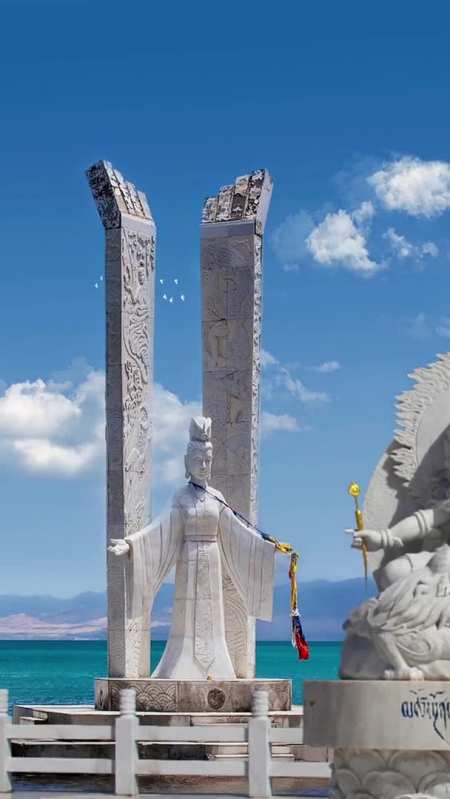 在青海湖畔有一尊白色的西王母立像;衣着朴素,双臂向左右展开,手心