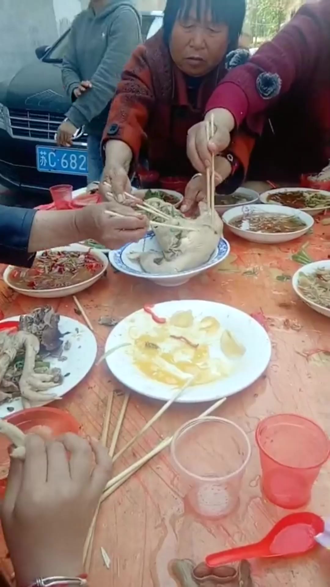 搞笑段子#在农村吃大席,一定不要和大娘们坐一起,这就是后果!