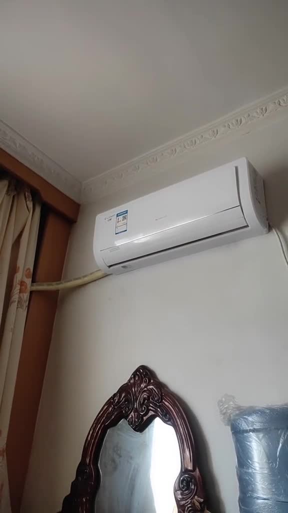 热死也不开空调,咱什么家庭啊,电费能交得起吗.钱那么难赚