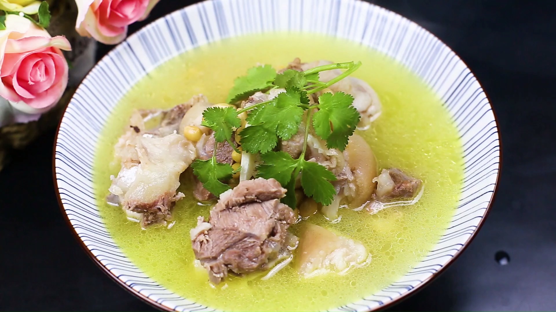 炖猪脚汤时,什么时候放盐是关键,要不然汤不浓,肉还很柴