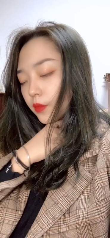 女孩别哭 这是一条充满了正能量的视频 我相信每个女孩子这位"暖男"的