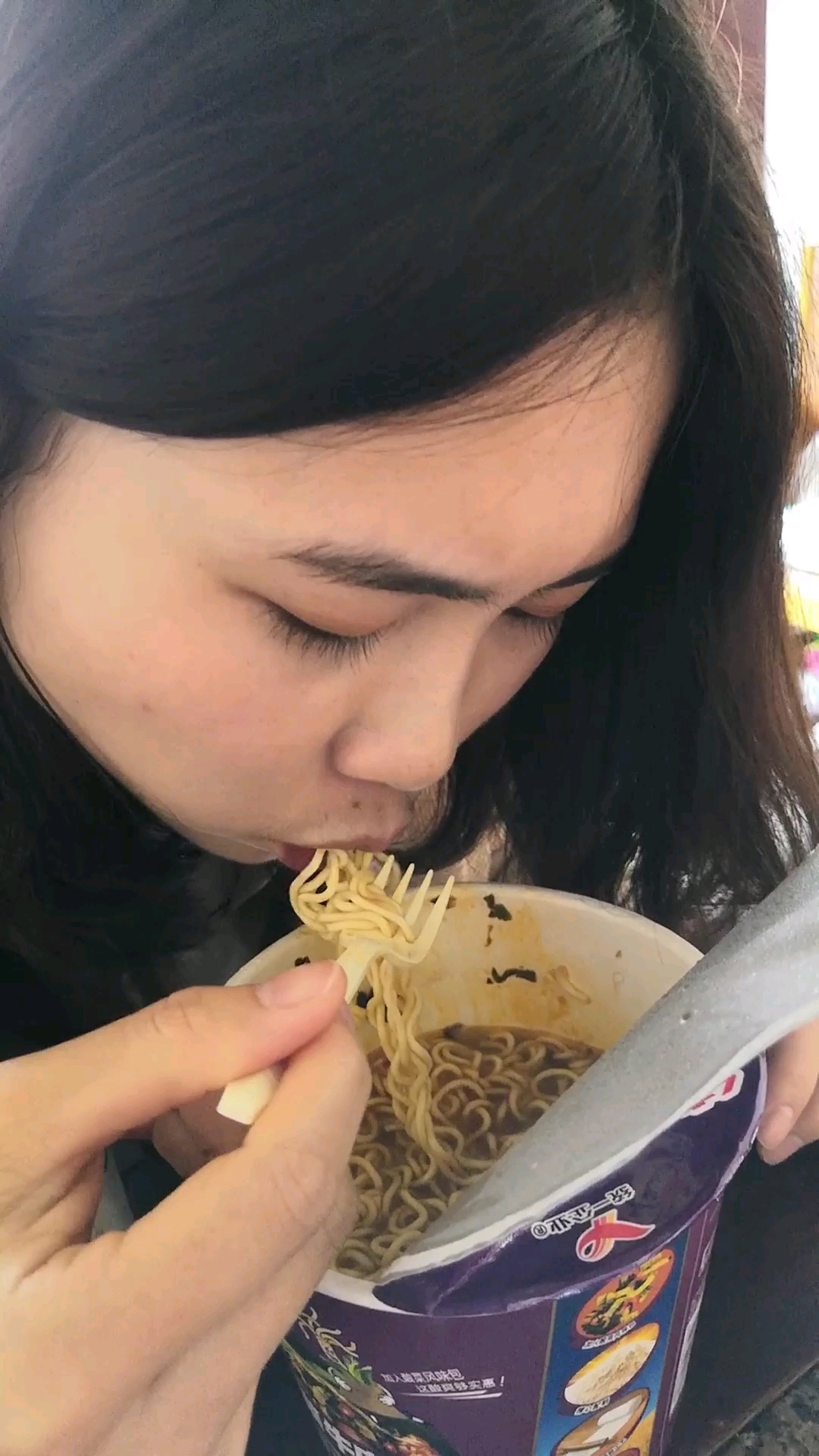 美女吃泡面的样子,像猪吃饭.