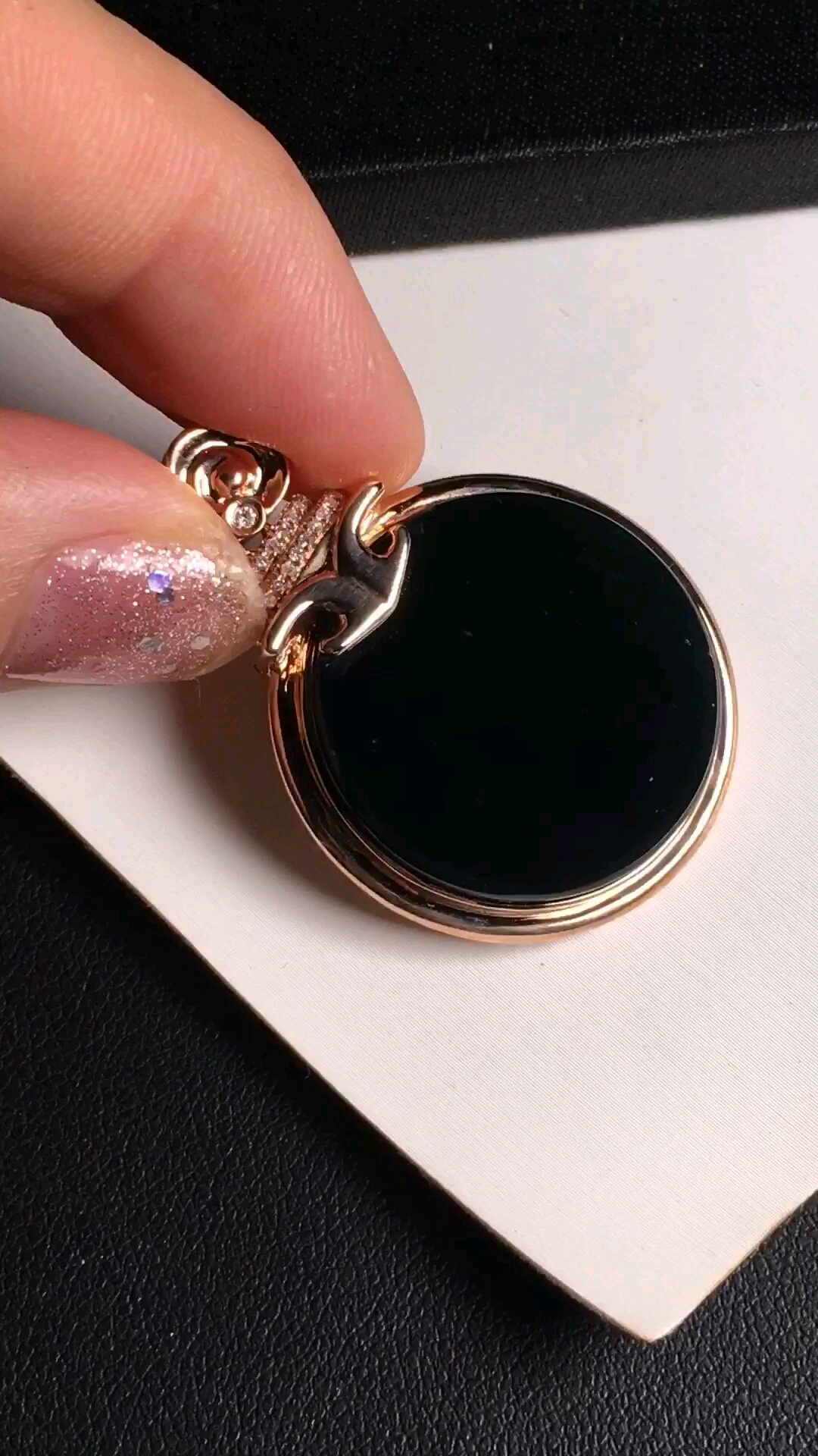 a601006冰种墨翠平安扣,乌黑发亮,玉质细腻,灯照通透,款式精美