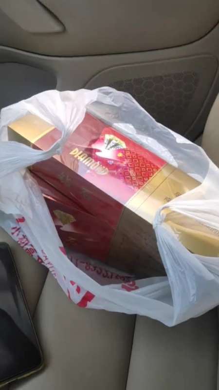 给南方的朋友送几条好烟,我告诉他一千块钱一条买的,让他自己留着收藏